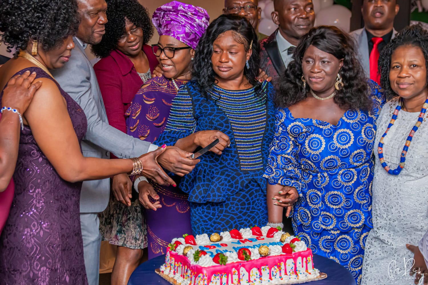 Leaders cutting the 20th anniversary cake